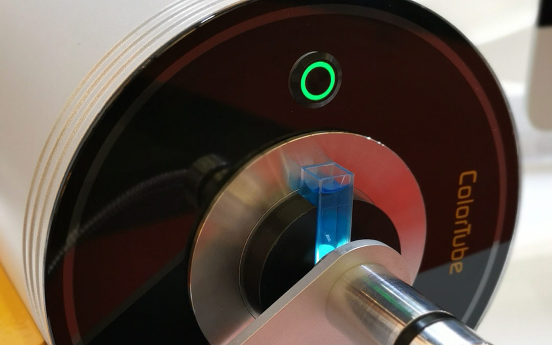 Farbmessung ColorTube mit Probe in küvette