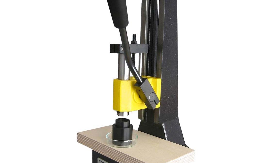 Spektralphotometer mit Pulverpresse zur Farbmessung von Pulver