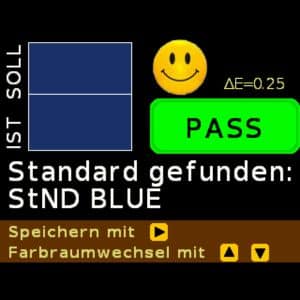 Farbmessgerätedisplay mit visueller PASS-Bewertung und Referenzanzeige