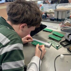 Ganz nebenbei entdecktes Talent: Julius beim Löten von Platinen