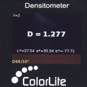Display eines ColorLite-Densitometers mit dem Messergebnis D = 1,277 sowie den CIE-Lab*-Farbwerten der gemessenen Probe.