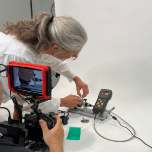 Transluzente Probe wird während der Dreharbeiten zum ColorLite sph900 für eine Farbmessung im Produktvideo positioniert.