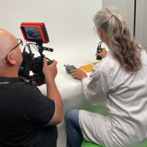 Sönke Westphal filmt die Kalibrierung des ColorLite sph900 mit dem Referenzstandard während der Dreharbeiten zum Produktvideo.