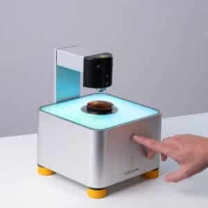 ColorCube oph100 bei der Messung eines gefärbten Brillenglases – Messung wird per Knopfdruck gestartet.